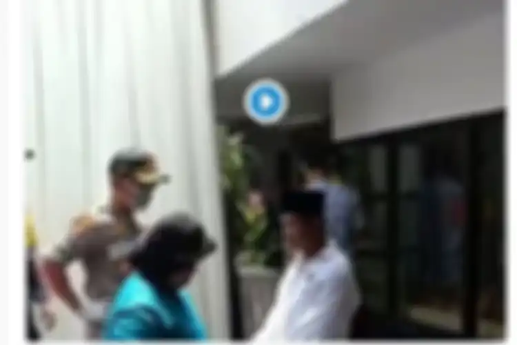 Sebuah video viral di media sosial memperlihatkan seorang polisi marah-marah terhadap seorang pria. Dari penelusuran, ternyata polisi dalam video itu merupakan Kapolsek Kaliwates Kompol Edy Sudarto. Edy memarahi penyelenggara arisan guru Madrasah Ibtidaiyah di Jalan Melati, Kelurahan Jember Kidul.(Tangkapan layar via kompas.com)