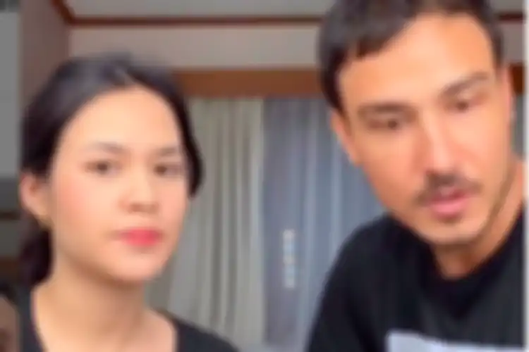 Aksi kocak Hamish Daud saat mendandani Raisa
