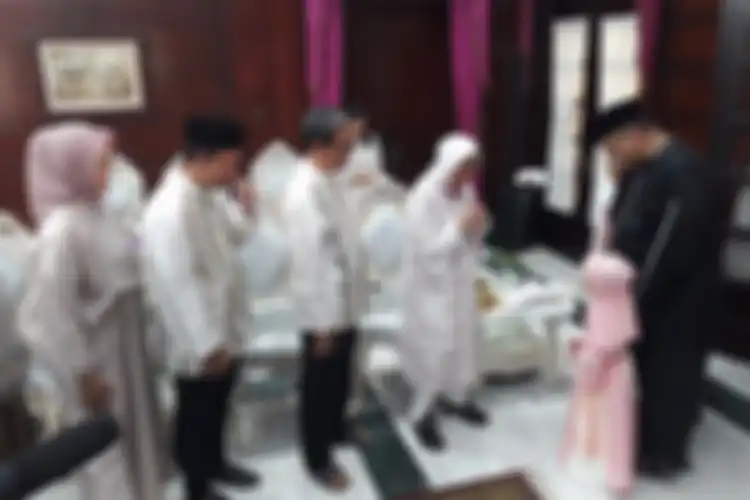 Wali Kota Surabaya Tri Rismaharini menyalami Wakil Wali Kota Whisnu Sakti Buana saat menggelar open house menyambut Hari Raya Idul Fitri 1440 Hijriah di rumah dinas wali kota, Jalan Sedap Malam, Surabaya, Rabu (5/6/2019)