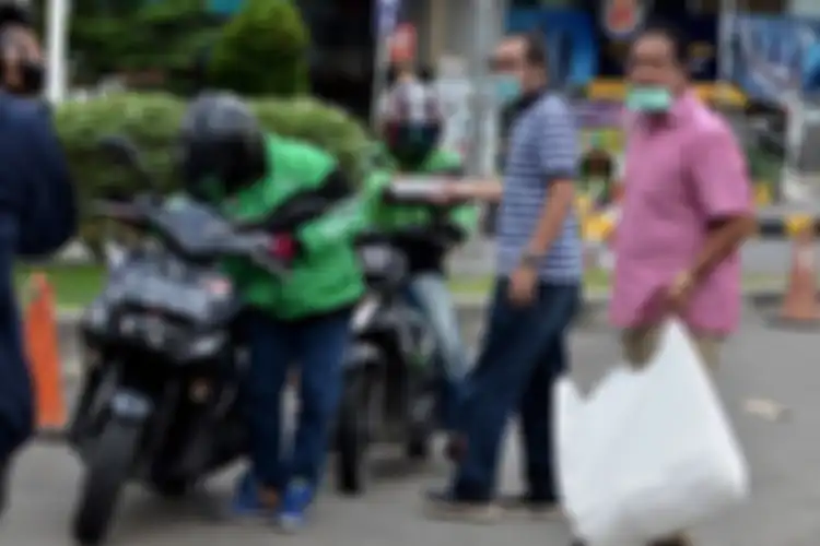 Pembagian makan gratis sebagai bentuk kepedulian terkait pendapatan dan orderan pengemudi ojol yang menurun akibat wabah COVID-19.