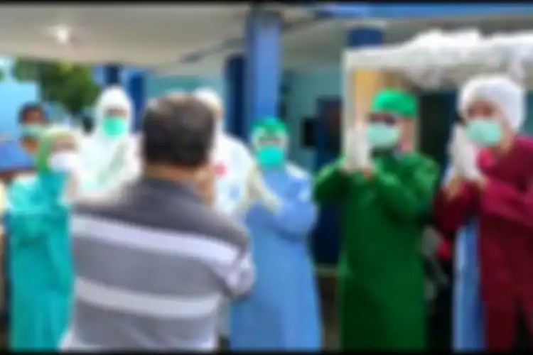 Pasien 01 mengucapkan salam perpisahan setelah dibolehkan pulang dari ruang isolasi RS Abdul Moeloek, Kamis (9/4/2020) sore.