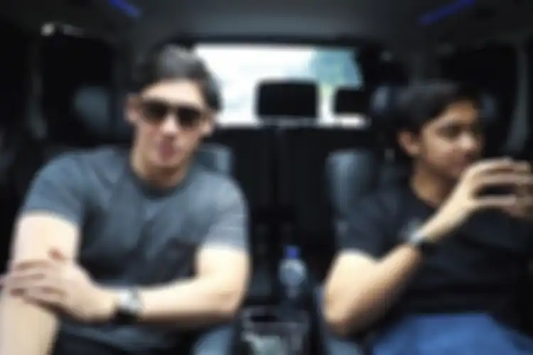 Samuel Zylgwyn melontarkan pertanyaan pada Caesar Hito soal mahar. (Bidikan layar YouTube Samuel Franda Vlog). 