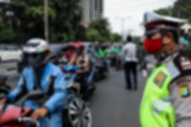 Petugas gabungan dari TNI, Polri, Polisi Pamong Praja dan Dishub DKI Jakarta melakukan imbauan kepada pengendara mobil dan motor untuk dapat mematuhi penerapan Pembatasan Sosial Berskala Besar (PSBB) di jalan Penjernihan, Tanah Abang, Jakarta Pusat, Senin (13/4/2020).