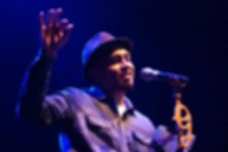 Glenn Fredly dalam konser tunggalnya Cinta Beta di Istora Senayang, Jakarta, Minggu (2/9/2012)