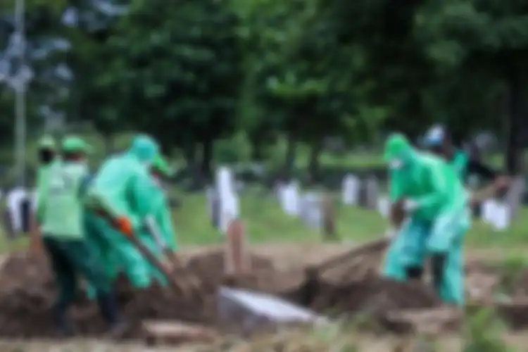 Petugas pemakaman membawa peti jenazah pasien suspect Covid-19 di TPU Tegal Alur, Jakarta Barat, Kamis 26032020.