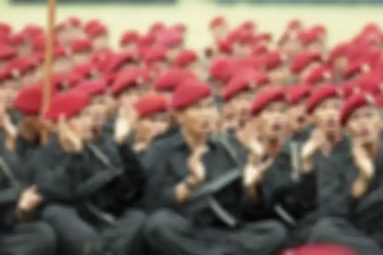 Personel Kopassus dengan tentengan SMG H&K MP5 saat mengamankan sidang MPR tahun 1998 di Jakarta