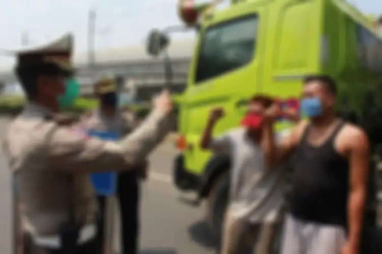 Polisi sedang menghimbau para pengendara terkait PSBB di Tangerang Raya.