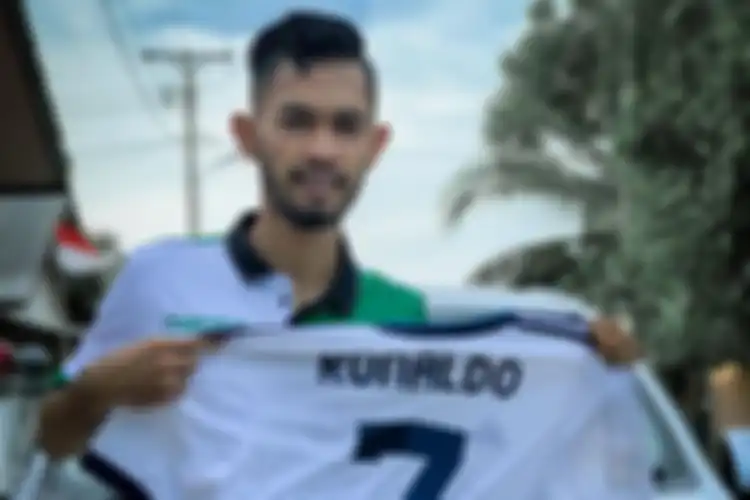 Jersey pemberian Cristiano Ronaldo yang dilelang Martunis untuk donasi penanganan Covid-19 laku lebih mahal dari dugaan. 