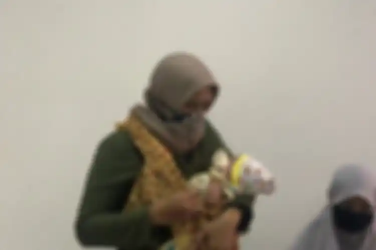  Bayi usia yang menangis darah digendong neneknya di klinik kesehatan gratis di Baznas Provinsi Kalimantan Timur Jalan Harmonika, Samarinda, Jumat (17/4/2020).