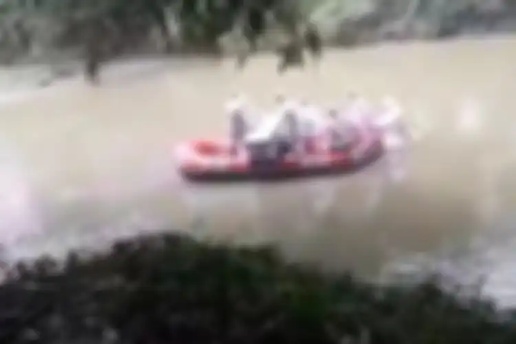 Petugas pengantar jenazah Covid-19 Kota Padang mengantarkan jenazah menyeberangi sungai ke pemakaman, Jumat (17/4/2020) lalu.