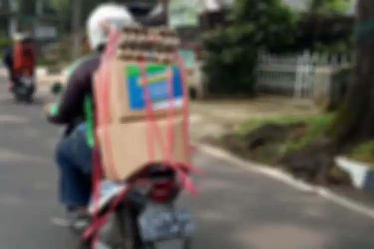 Pengendara ojek online membawakan bantuan sosial dari Pemrov Jabar bagi warga yang terdampak Covid-19.