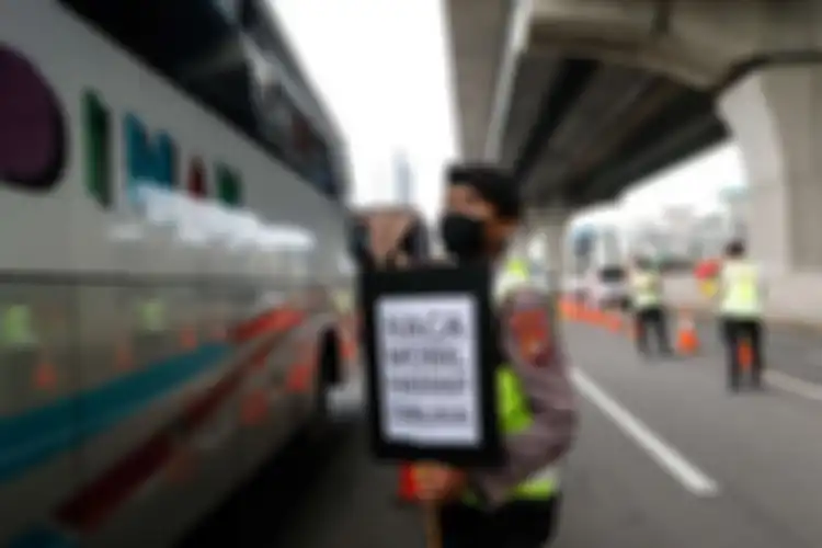 Petugas melakukan pemeriksaan di check point penyekatan pertama di ruas tol Jakarta - Cikampek Km 31, Kabupaten Bekasi, Jawa Barat, Jumat (24/4/2020). Larangan mudik mulai diberlakukan pemerintah mulai 24 April 2020 pukul 00.00 WIB untuk mencegah penyebaran Covid-19 melalui Operasi Ketupat 2020. Ken