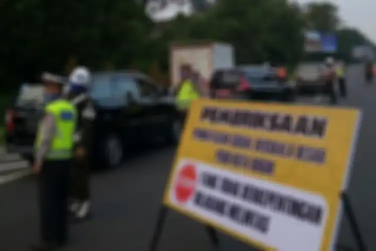 Petugas gabungan sedang melakukan pemeriksaan kendaraan yang melintas di pintu Tol Jagorawi di hari pertama penerapan pembatasan sosial berskala besar (PSBB) Kota Bogor, Rabu (15/4/2020).(KOMPAS.COM/RAMDHAN TRIYADI BEMPAH)