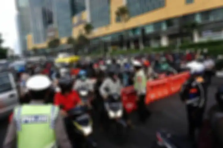 Macet parah saat PSBB hari pertama di Surabaya motor sampai menyemut tidak ada Physical Distancing