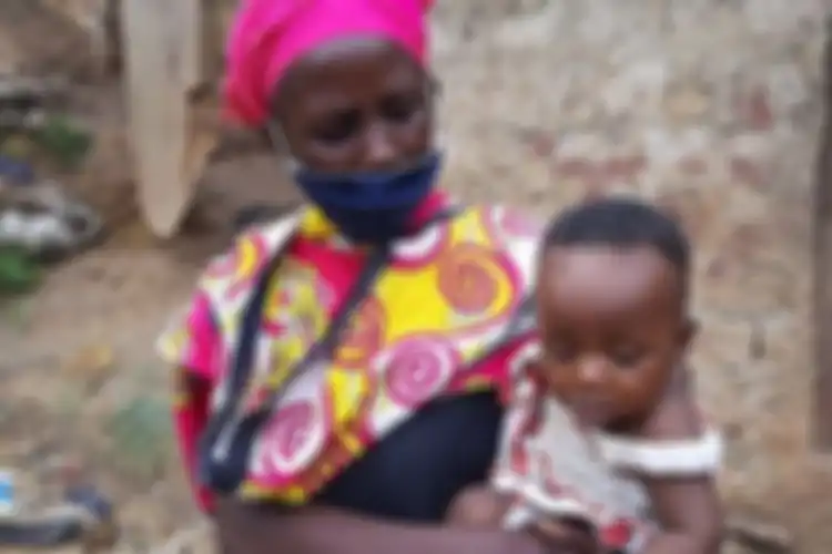 Peninah Bahati Kitsao janda 8 anak di Kenya yang memasak batu untuk menenangkan anak-anaknya yang kelaparan.