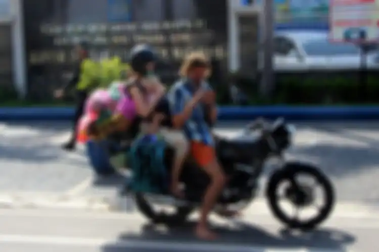 Sepasang bule Rusia tertangkap sedang ngamen di tengah pasar di Mataram, NTB, akibat virus corona.