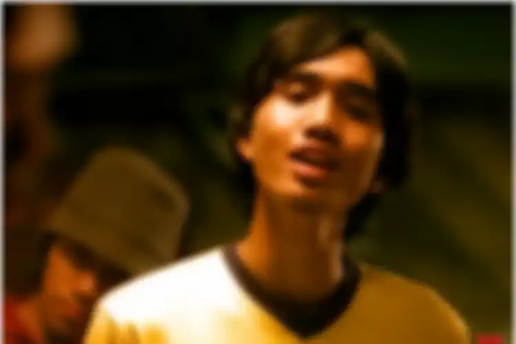 Duta Sheila on 7 dalam video klip Sebuah Kisah Klasik yang dirilis tahun 2000.