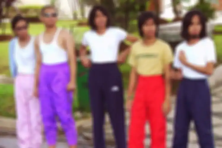 Foto formasi lawas Sheila on 7 di sela pengambilan gambar video klip Melompat Lebih Tinggi (2003), sebelum Anton (paling kiri) dan Sakti (paling kanan) memutuskan keluar dari grup band ini.