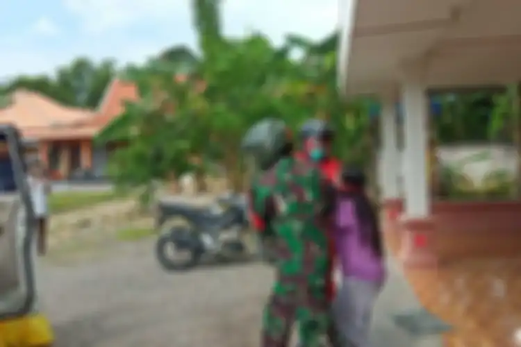 Kapolsek Karangrayung, AKP Lamsir (APD merah) dan seorang anggota TNI jemput paksa satu keluarga reaktif rapid test di Desa Sumberjosari, Kecamatan Karangrayung, Kabupaten Grobogan, Jawa Tengah, Kamis (30/4/2020) siang