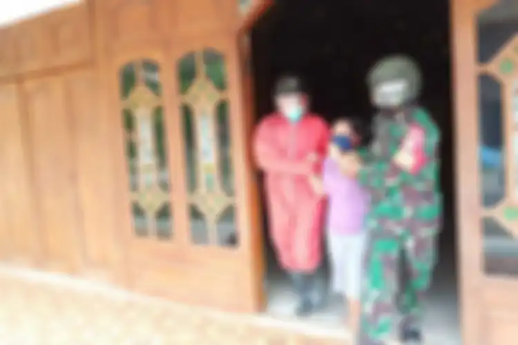 Kapolsek Karangrayung, AKP Lamsir (APD merah) dan seorang anggota TNI jemput paksa satu keluarga reaktif rapid test di Desa Sumberjosari, Kecamatan Karangrayung, Kabupaten Grobogan, Jawa Tengah, Kamis (30/4/2020) siang.