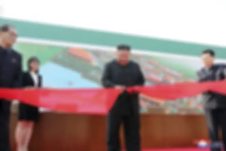 Kim Jong Un memotong pita peresmian pabrik pupuk di Pyongan Selatan, Pyongyang, Korut pada 2 Mei 2020