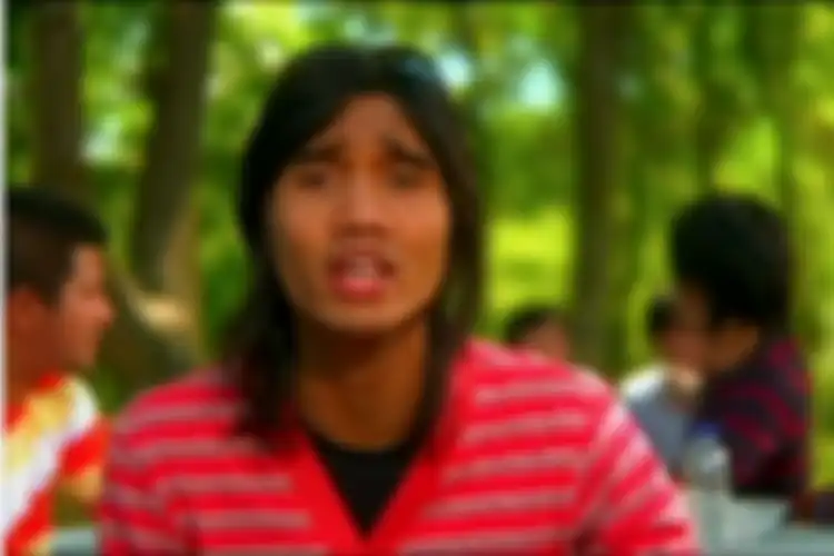 Vokalis Sheila on 7, Akhdiyat Duta Modjo dalam video klip Betapa tahun 2008.