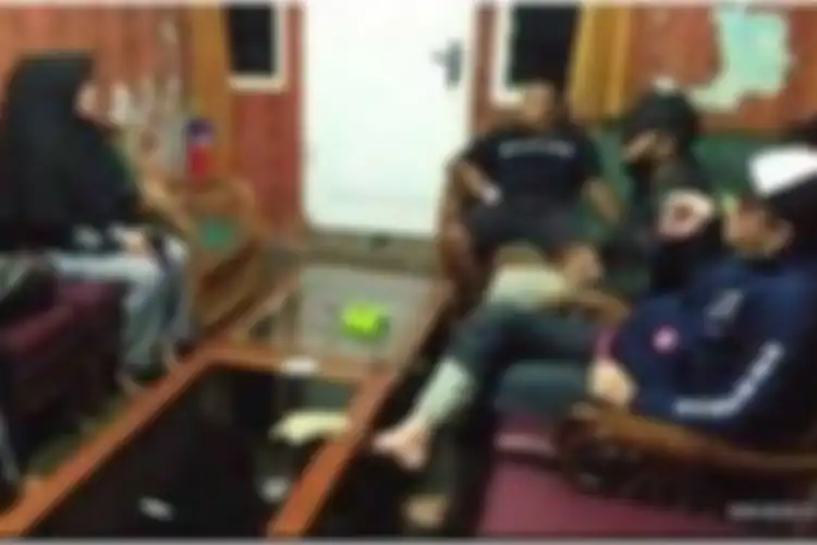 Rumah YouTuber Kontroversial InI Digeruduk Warga Usai Prank Beri Bingkisan Isi Sampah untuk Waria, Pecah Tangis Korban: Saya mah Cuma Cari Makan!