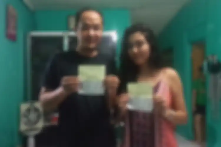 Edo Junaidi (35) dan pujaan hatinya Kurbanbaeva Aiperi (19) yang merupakan warga negara Kyrgyzstan menunjukkan paspor, Rabu (6/5/2020). Selama lockdown, Aiperi tinggal di rumah Edi di Kelurahan Sukaraja.
