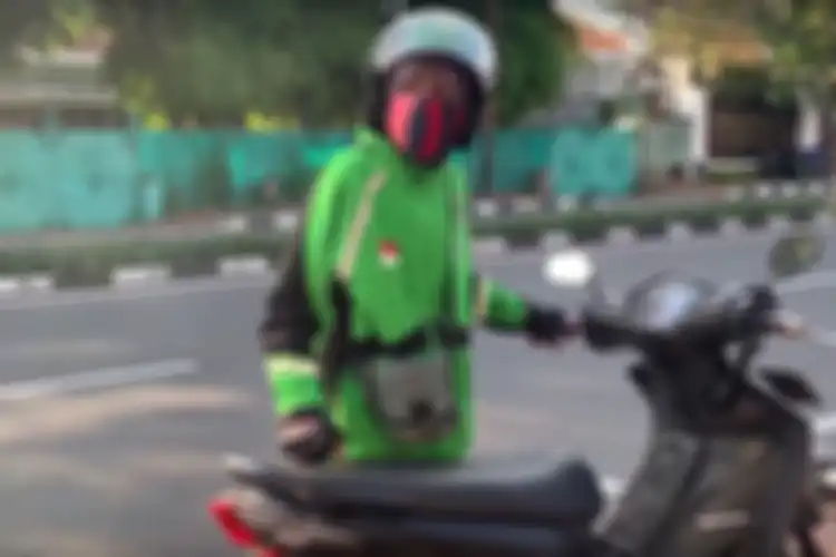 Driver ojol yang mendorong motor di jalan dengan modus kehabisan bensin alih-alih berharap mendapatkan bantuan, viral di akun YouTube Elang Motovlog dan artis Baim Wong. 