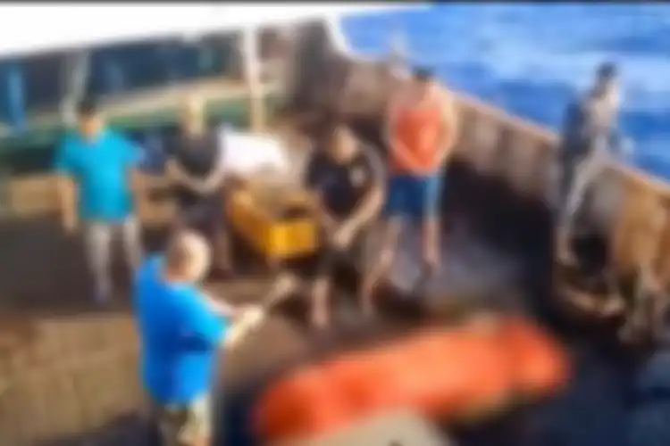 Sebuah tangkapan layar dari video yang dipublikasikan media Korea Selatan MBC memperlihatkan, eorang awak kapal tengah menggoyang sesuatu seperti dupa di depan kotak yang sudah dibungkus kain berwarna oranye. Disebutkan bahwa kotak tersebut merupakan jenazah ABK asal Indonesia yang dibuang ke tengah laut oleh kapal asal China.