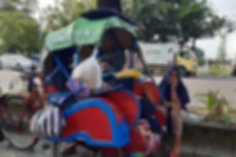 Becak sewaan yang digunakan Dul bersama istri dan anaknya berusia 13 bulan tidur di kawasan Jalan Adi Sucipto Karangasem, Kecamatan Laweyan, Solo, Jawa Tengah, Rabu (6/5/2020).