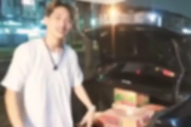 YouTuber Ferdian Paleka kini jadi buronan polisi terkait kasus prank sembako berisi batu dan taoge busuk. 