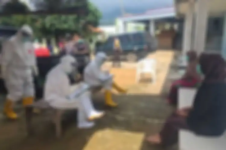 Pilih menghilang saat dijemput petugas medis, seorang ibu positif corona di Jonggol ditemukan sedang berobat di dukun.
