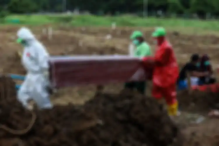 Petugas pemakaman membawa peti jenazah pasien suspect virus corona atau Covid-19 di TPU Tegal Alur, Jakarta Barat, Selasa (31/3/2020). Pemprov DKI Jakarta telah menyiapkan dua tempat pemakaman umum (TPU) untuk memakamkan pasien terjangkit virus corona (Covid-19) yang meninggal dunia, yakni di TPU Te