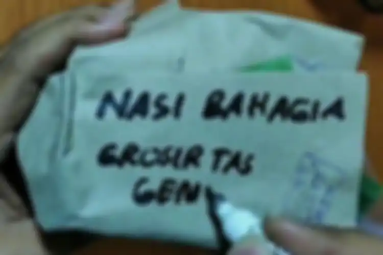 Pasutri bagikan nasi bungkus bahagia berisi uang jutaan rupiah
