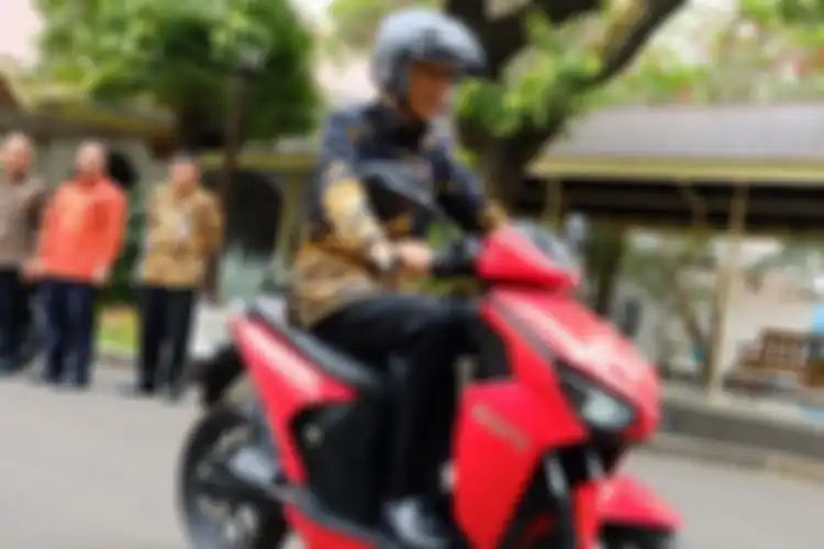 Motor listrik Gesits bertanda tangan Jokowi laku Rp 2,5 miliar.