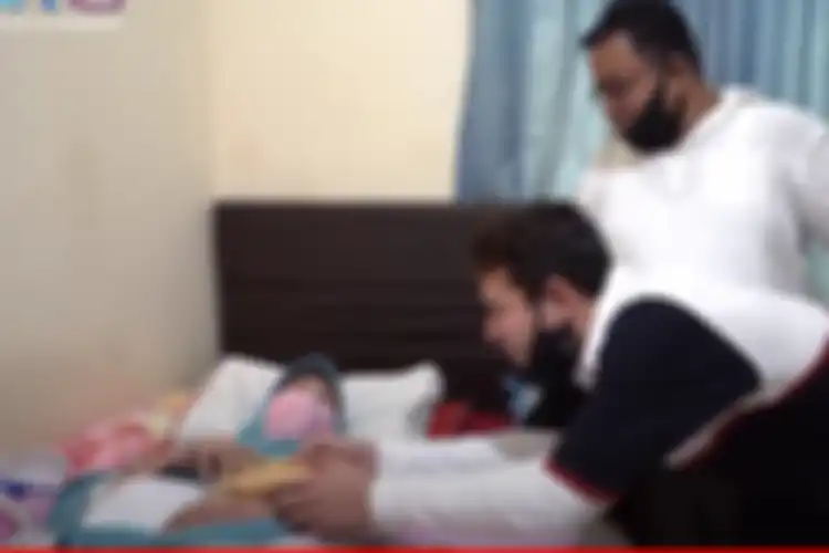 Raffi Ahmad memberikan THR kepada Aminah Cendrakasih, pemeran Mak Nyak dalam sinetron Si Doel Anak Sekolahan.(YouTube Rans Entertainment)