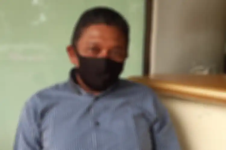 Maulana Arif Budi Satrio (38) atau akrab disapa Rio, warga Sudiroprajan, Jebres, Solo sedang menjalani karantina 14 hari setelah pulang dari Jakarta di Gedung Graha Wisata Niaga Solo, Jawa Tengah, Selasa (19/5/2020)