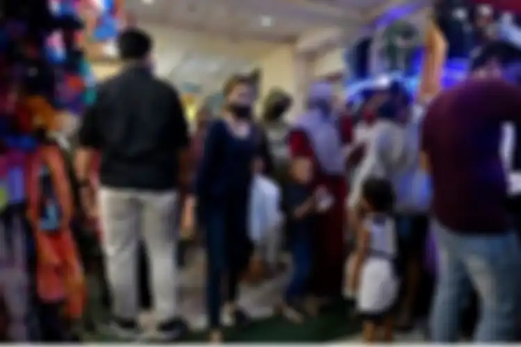 Pengunjung, termasuk anak-anak, ikut berbelanja di Mal Ciledug, Kota Tangerang, Banten, Minggu (17/05/2020).