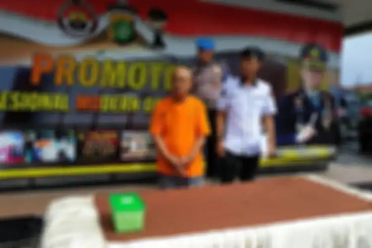  K (62, mengenakan rompi tahanan), tersangka pencabulan terhadap bocah-bocah di Depok, Jawa Barat, Rabu (26/2/2020)