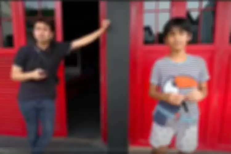 Raffi Ahmad saat mengembalikan mobil mewah ke rumah Andre Taulany. Raffi menitipkan kunci mobil pada anak Andre, Kenzy  