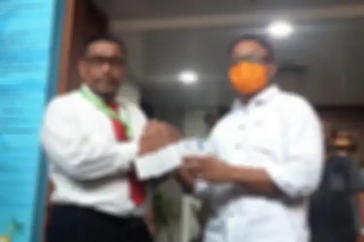 Gubernur Maluku, Murad Ismail menyerahkan bantuan obat pencegahan virus corona asal China kepada Ketua Harian Gugus Tugas Percepatan Penanganan Covid-19 Maluku, Kasrul Selang di Kantor Gubernur Maluku, Senin (1/6/2020)