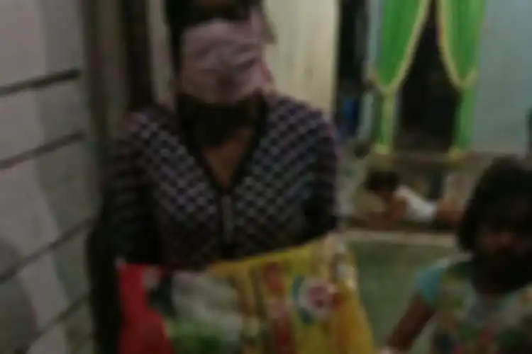 Richa Marya Simatupang (31), menerima bantuan sembako dari polisi, usai dilaporkan mencuri tandan buah sawit PTPN V Sei Rokan di Desa Tandun Barat, Kecamatan Tandun, Kabupaten Rohul, Riau, Selasa (2/6/2020). Richa mencuri tandan buah sawit dengan alasan untuk membeli beras.