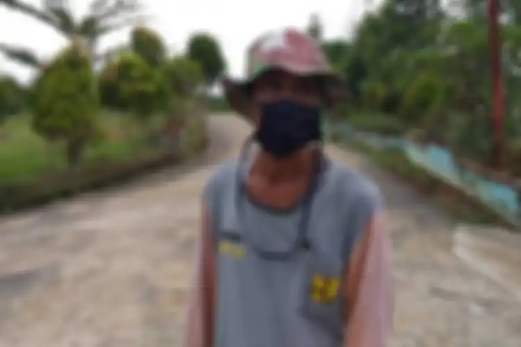 Herman (52) penggali kubur khusus Covid-19 di Tempat Pemakaman Umum (TPU) Gandus Hill, Palembang, Sumatera Selatan.