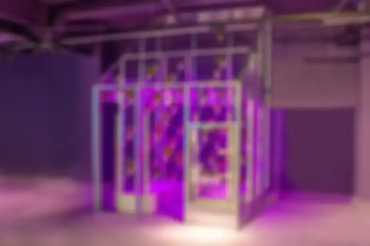 Power Plant dapat energi dari teknologi panel surya yang diintegrasikan ke dalam panel-panel kaca. 