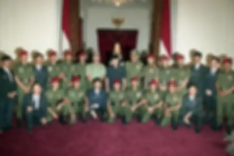Presiden Soeharto didampingi Panglima ABRI jenderal TNI Feisal Tanjung, Kepala Staf TNI-AD Jendral TNI R Hartono, dan Komandan Jenderal Kopassus Mayjen TNI Prabowo Subianto, Jumat (30 Mei 1997) di Jakarta, menerima tim ekspedisi Kopassus mendaki Mount Everest. 