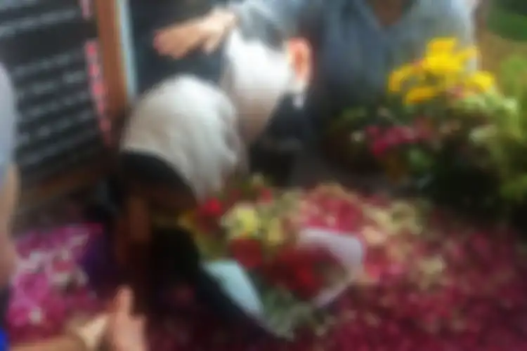 Peluk nisan Didi Kempot saat ziarah di pemakaman umum Desa Majasem Kabupaten Ngawi, Yan Velia mengaku rindu. Di 40 hari meninggalnya sang maestro Yang Velia menggelar tahlilan dan pengajian dengan menghadirkan Gus Miftah.