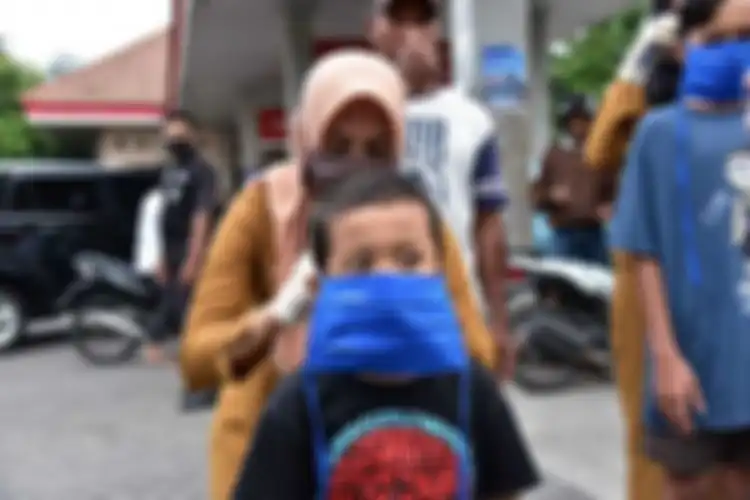 Ilustrasi Petugas membagikan masker kain buatan UMKM.
