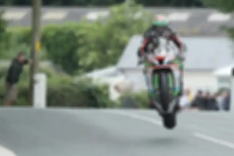 Salah satu aksi balapan Isle of Man TT.