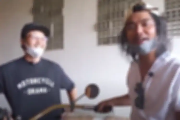 Dodit Mulyanto saat mereview motor antik milik suami Soimah, Herwan Prandoko